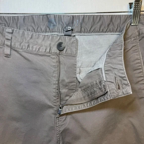 Vuori Meta Pant Mens 32 Charcoal Grey Stretch Chino Technical Trousers V430